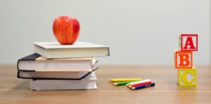 Stifte und Bücher auf einem Tisch