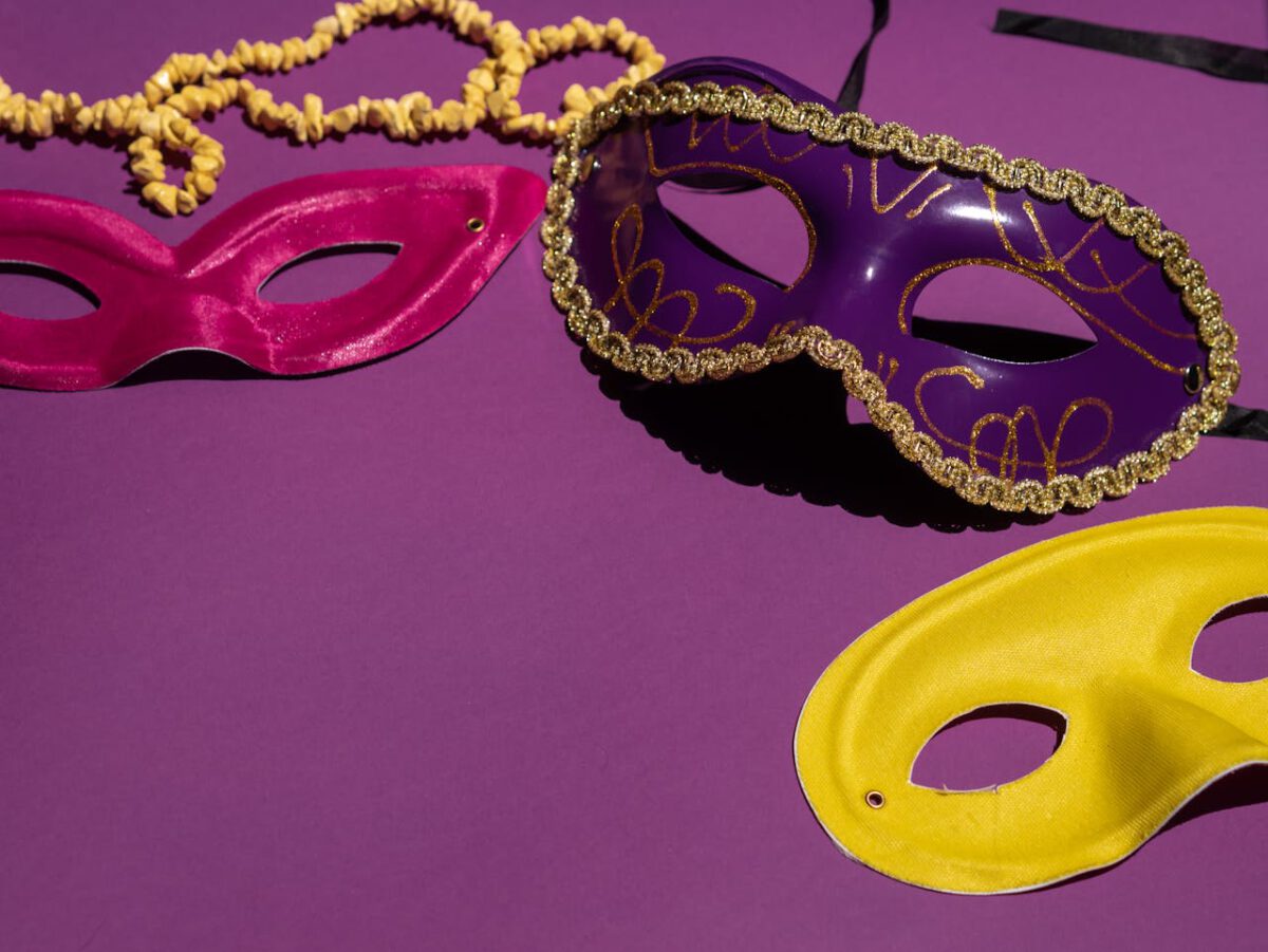 Masken einer Faschingsfeier